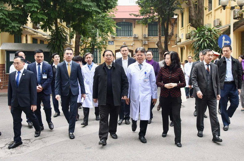 越南政府总理范明正走访慰问河内越德友谊医院医务人员和正在该医院接受治疗的病人。 越南政府总理范明正走访慰问河内越德友谊医院医务人员和正在该医院接受治疗的病人。