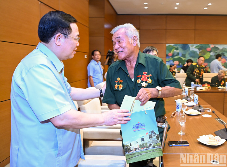 国会主席王廷惠向义安省被敌人逮捕和监禁的老革命战士赠送纪念品。 国会主席王廷惠向义安省被敌人逮捕和监禁的老革命战士赠送纪念品。