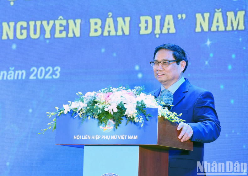 范明正总理在颁奖仪式上发表讲话。 范明正总理在颁奖仪式上发表讲话。
