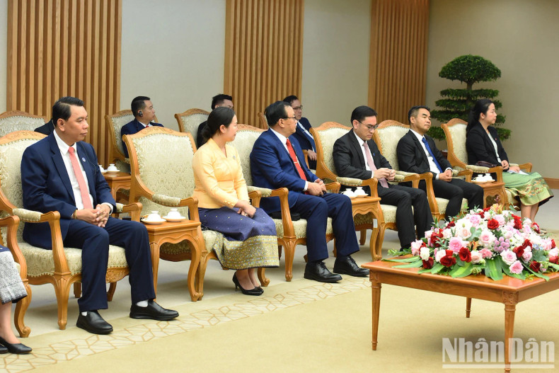 陪同万象市市长阿萨潘通·西潘敦的成员出席会见。 陪同万象市市长阿萨潘通·西潘敦的成员出席会见。
