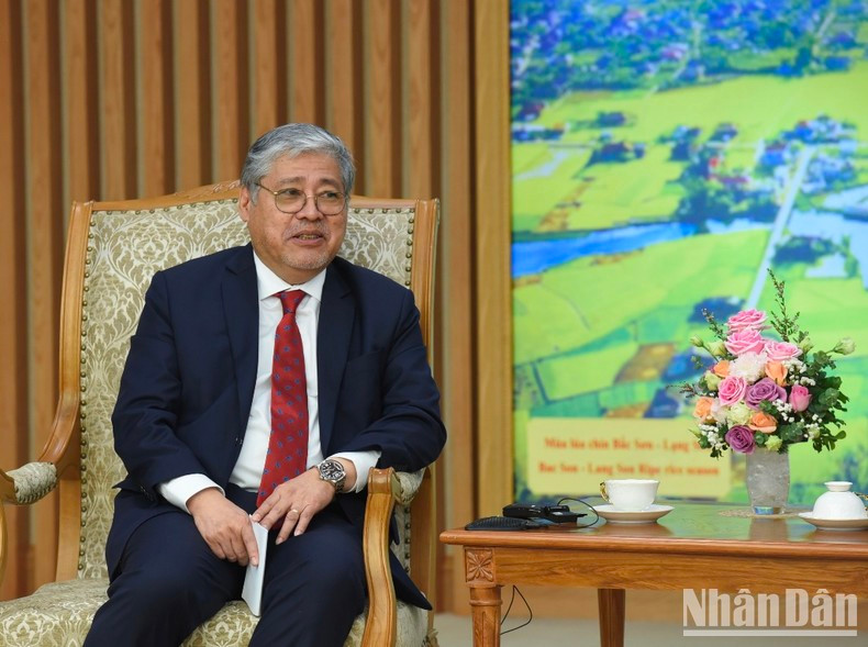 菲律宾外交部部长恩里克·马纳罗在会见中发表讲话。