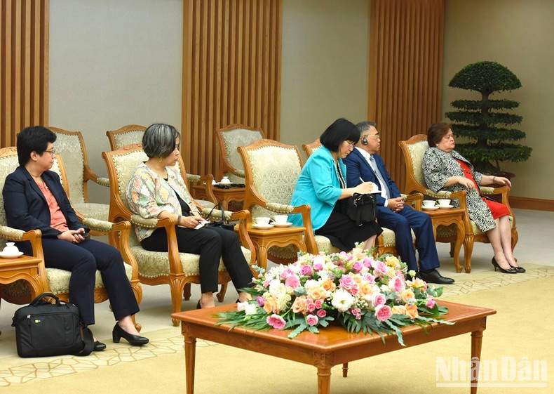 菲律宾外交部长代表团团员出席会见。