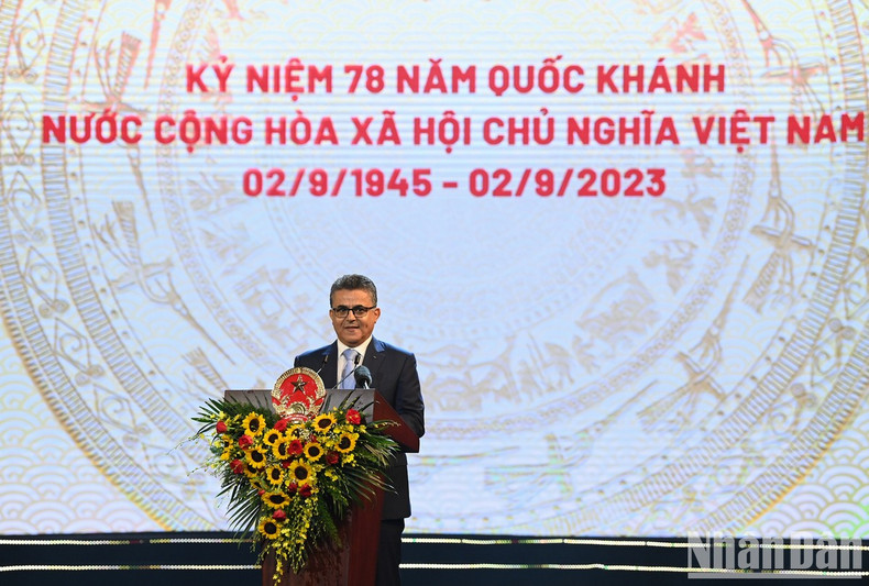 各国驻越南外交使团团长、巴勒斯坦驻越南大使萨阿迪·萨拉马在招待会上发表讲话。 各国驻越南外交使团团长、巴勒斯坦驻越南大使萨阿迪·萨拉马在招待会上发表讲话。