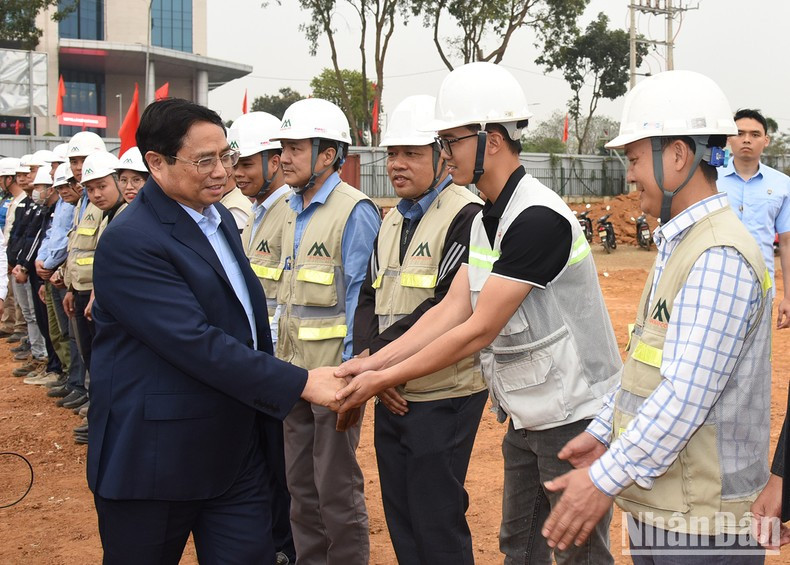 范明正总理要求投资者、设计顾问承包商和建筑承包商配合加快建设进度,但必须保证工程质量和环境卫生、劳动安全。 范明正总理要求投资者、设计顾问承包商和建筑承包商配合加快建设进度,但必须保证工程质量和环境卫生、劳动安全。