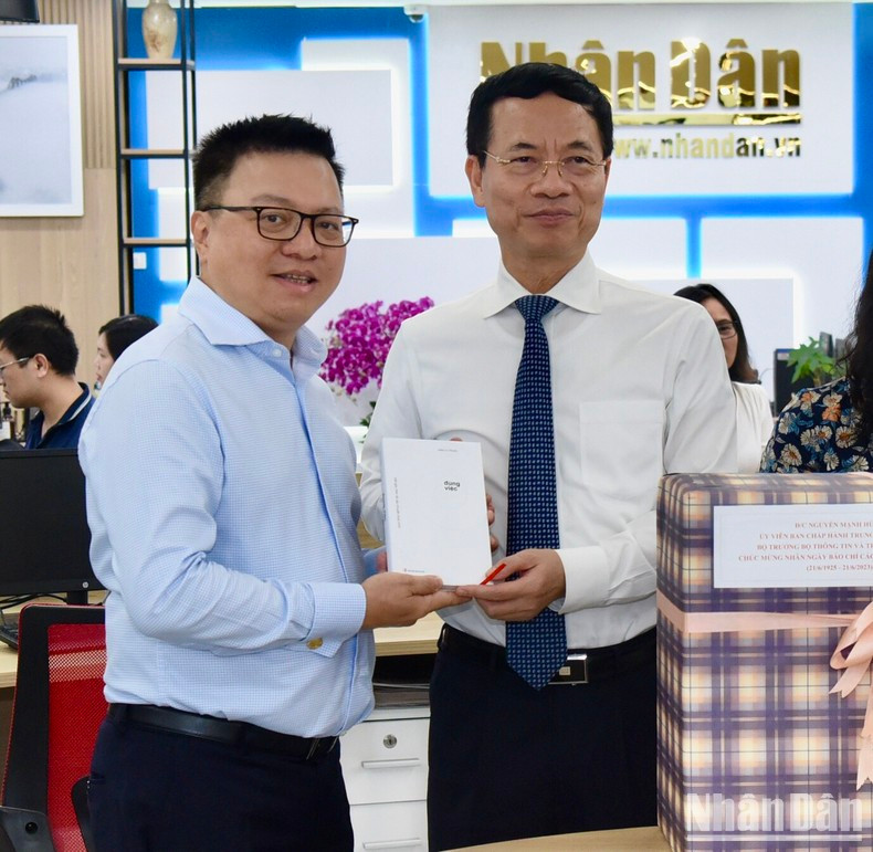 阮孟雄部长和黎国明总编辑。