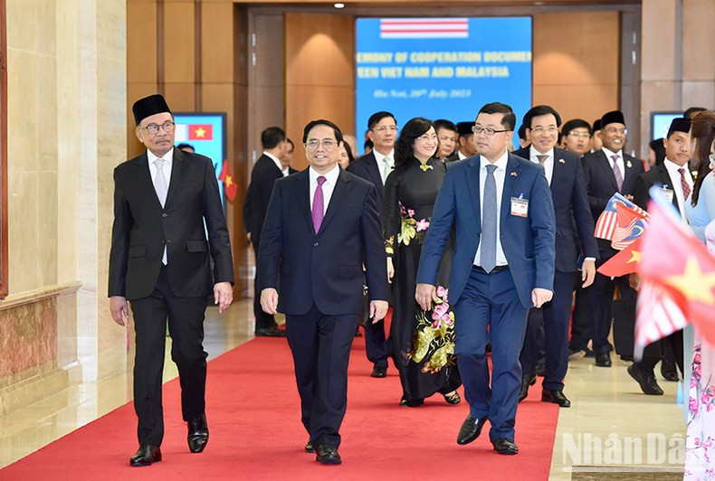 范明正总理和马来西亚总理安瓦尔·易卜拉欣。