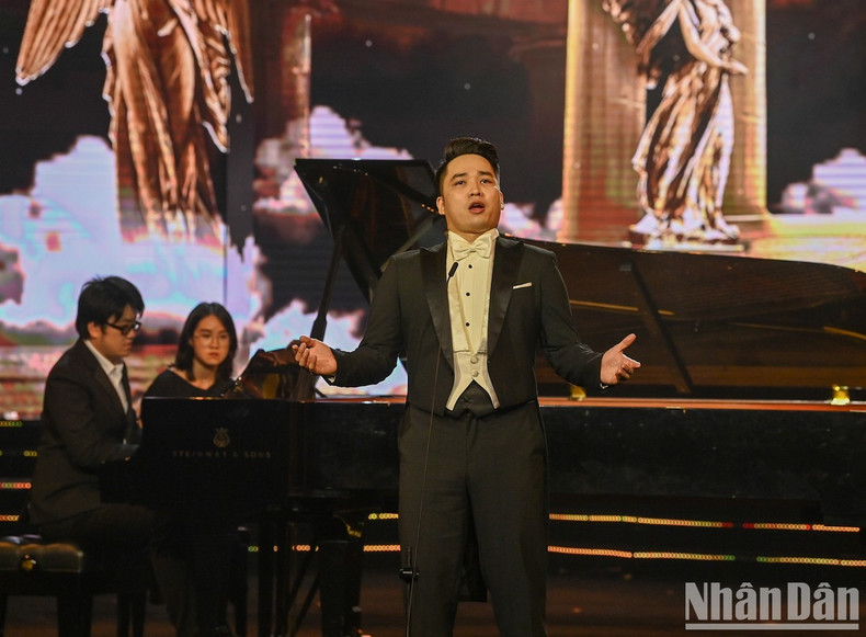 歌手宁德黄龙的表演节目。 歌手宁德黄龙的表演节目。