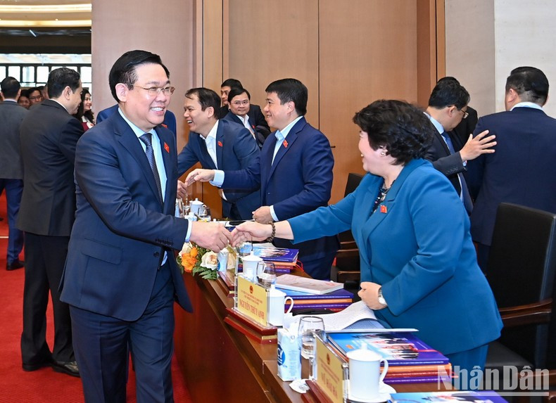 国会主席王廷惠和与会代表。 国会主席王廷惠和与会代表。