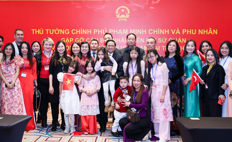 越南政府总理范明正会见越南驻土耳其大使馆工作人员和旅土越南人社群。(图片来源:VGP) 越南政府总理范明正会见越南驻土耳其大使馆工作人员和旅土越南人社群。(图片来源:VGP)
