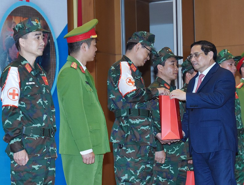 范明正总理向赴土耳其开展抗震救灾的干部、战士赠送礼物。