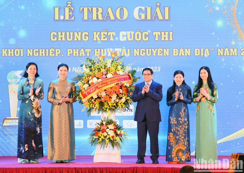越共中央政治局委员、政府总理范明正出席仪式并向越南妇女联合会送花篮。 越共中央政治局委员、政府总理范明正出席仪式并向越南妇女联合会送花篮。