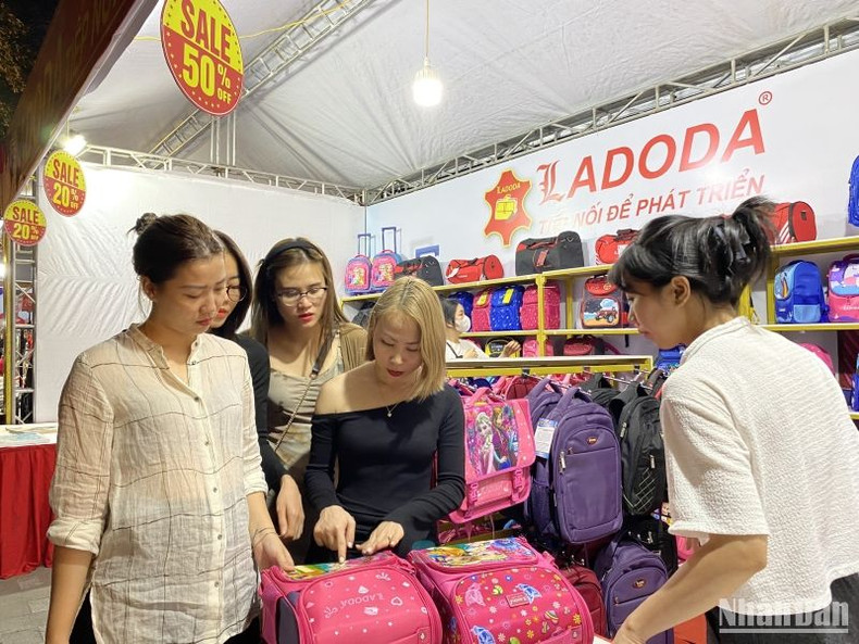 消费者参加活动。