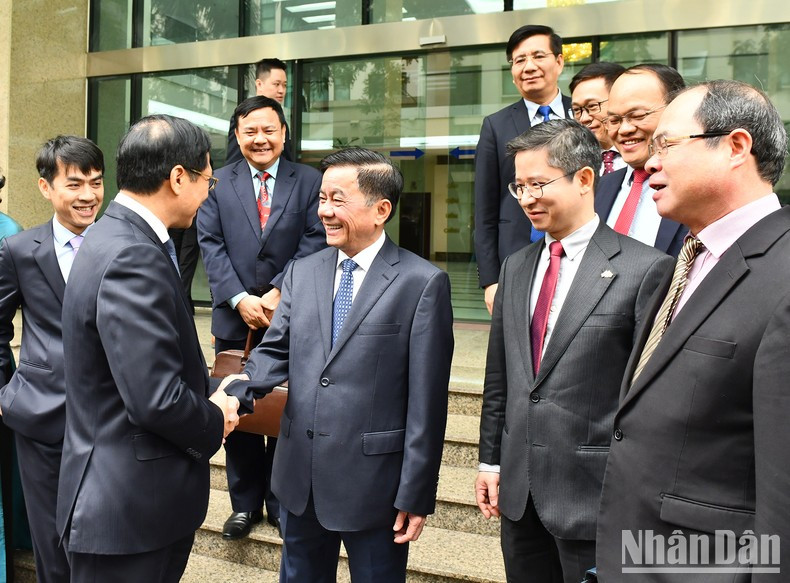 陈锦秀同志和越南驻外代表机构首席代表。