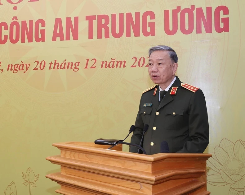 越共中央政治局委员、中央公安党委书记、公安部部长苏林大将发表讲话。