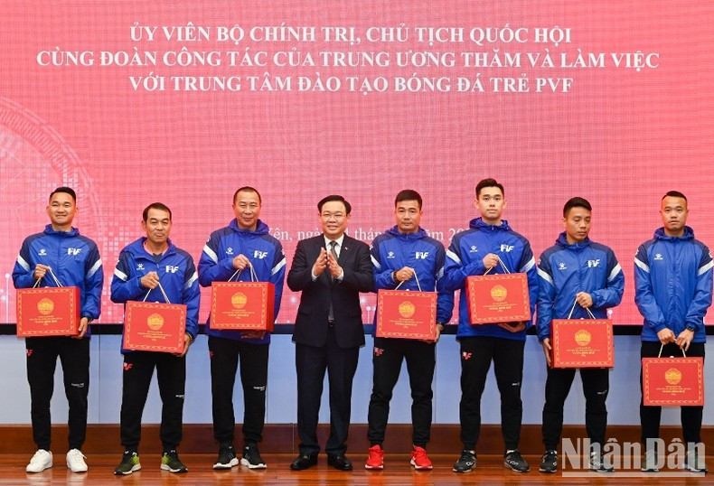 越南国会主席王廷惠造访PVF青少年足球训练中心【组图】 ảnh 9