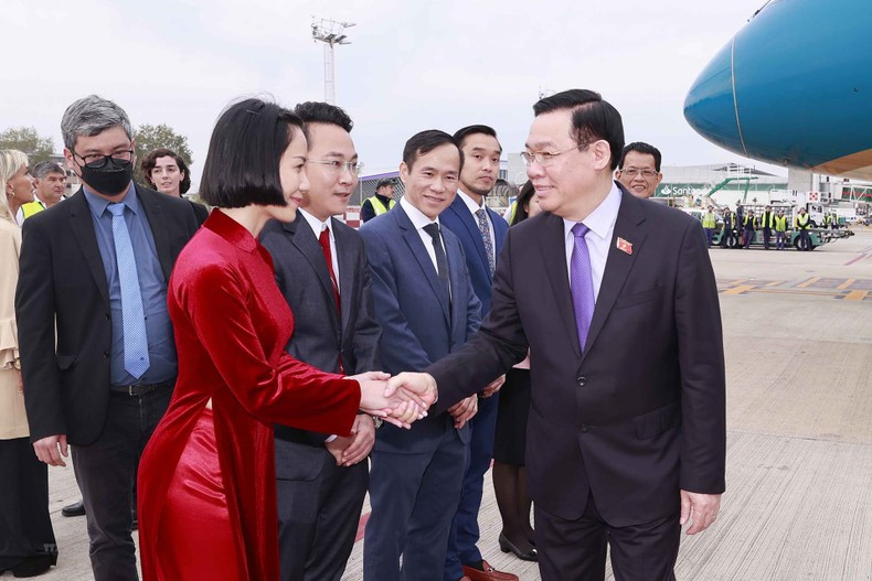 越南国会主席王廷惠一行当地时间4月23日下午抵达首都布宜诺斯艾利斯,开始对阿根廷进行正式访问。 越南国会主席王廷惠一行当地时间4月23日下午抵达首都布宜诺斯艾利斯,开始对阿根廷进行正式访问。