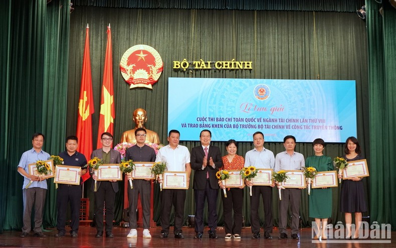 组委会向为2023年财政部国家管理领域信息宣传工作做出突出贡献的22名个人颁发了财政部部长奖状。 组委会向为2023年财政部国家管理领域信息宣传工作做出突出贡献的22名个人颁发了财政部部长奖状。