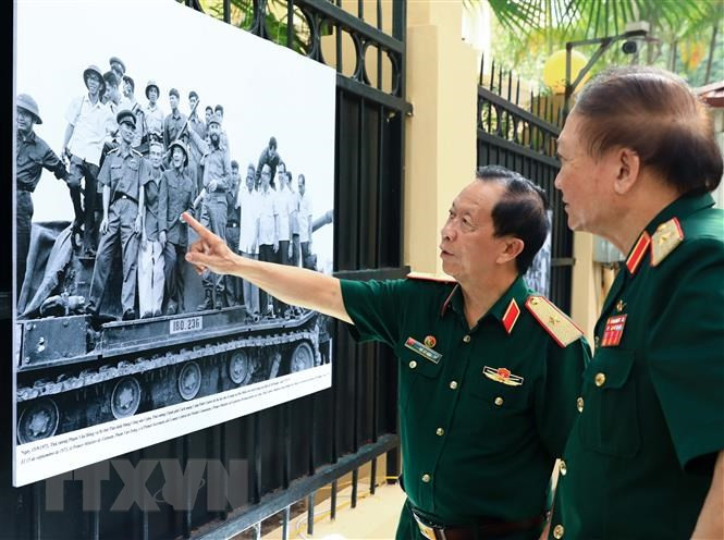 参观图片展的观众。(图片来源:越通社) 参观图片展的观众。(图片来源:越通社)