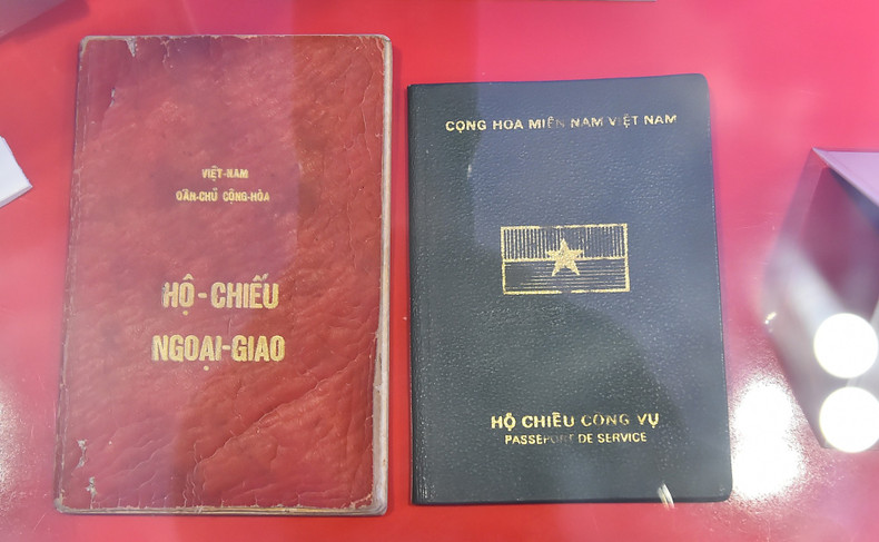 越南民主共和国的外交护照和越南南方共和的公务护照。 越南民主共和国的外交护照和越南南方共和的公务护照。