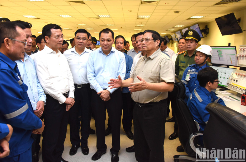 范明正总理检查宜山炼油石化厂运行情况。