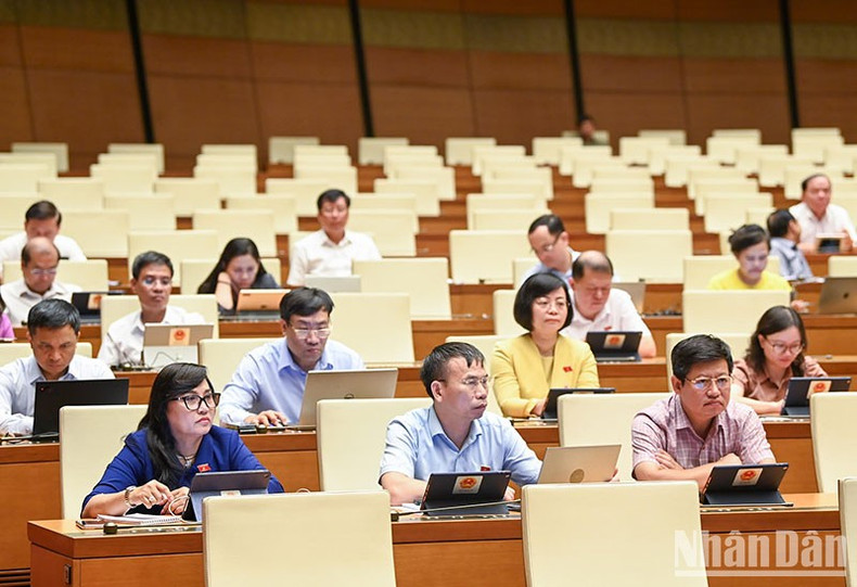 各位国会代表在国会大厦延鸿会堂出席会议。 各位国会代表在国会大厦延鸿会堂出席会议。