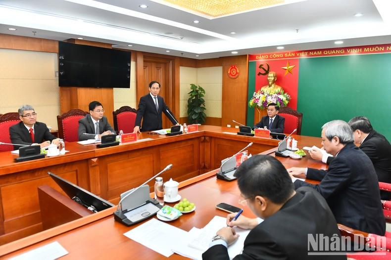 越南外交部部长裴青山发表讲话。