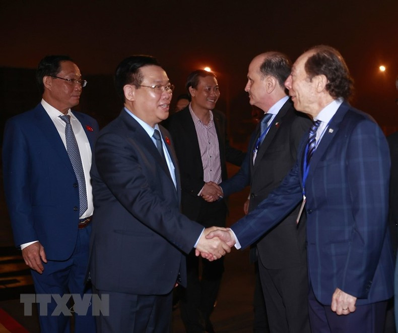 各位代表在内排国际机场为国会主席王廷惠一行送行。 各位代表在内排国际机场为国会主席王廷惠一行送行。