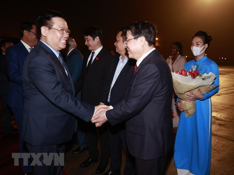 越南国会副主席阮德海在机场为国会主席王廷惠送行。 越南国会副主席阮德海在机场为国会主席王廷惠送行。