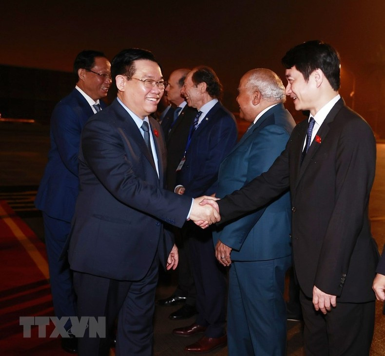 各位代表在内排国际机场为国会主席王廷惠一行送行。 各位代表在内排国际机场为国会主席王廷惠一行送行。