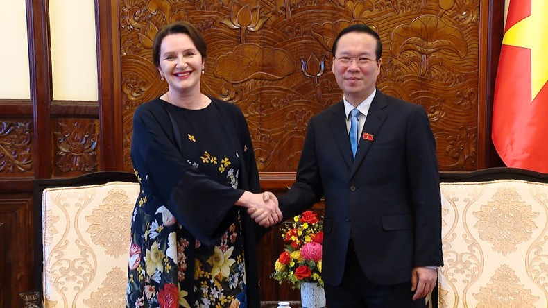 越南国家主席武文赏和斯洛文尼亚大使阿伦卡·苏哈东尼克。 越南国家主席武文赏和斯洛文尼亚大使阿伦卡·苏哈东尼克。