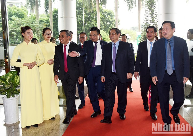 范明正总理前来出席越南国家油气集团2023年任务部署会议。 范明正总理前来出席越南国家油气集团2023年任务部署会议。