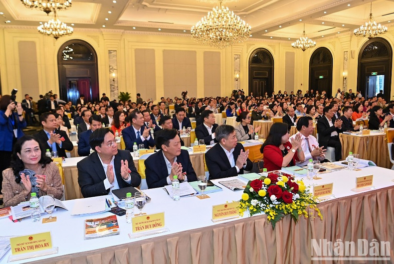 出席会议的有各位越共中央委员、国会常委会委员,国会民族委员会常务代表,国会各直属委员会代表,国会办公厅领导,63个省、直辖市人民议会主席、副主席、人民议会各直属委员会领导代表、国会代表团和人民议会办公厅领导代表等300名代表。 出席会议的有各位越共中央委员、国会常委会委员,国会民族委员会常务代表,国会各直属委员会代表,国会办公厅领导,63个省、直辖市人民议会主席、副主席、人民议会各直属委员会领导代表、国会代表团和人民议会办公厅领导代表等300名代表。