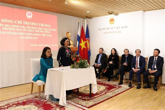 越共中央书记处常务书记张氏梅与越南驻芬兰大使馆官员和工作人员，以及旅居芬兰越南人社群会面。