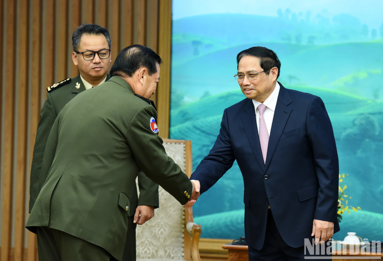 范明正总理欢迎柬埔寨代表团团员访越。