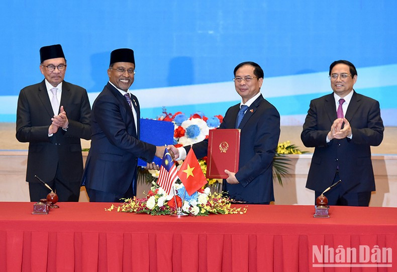 范明正总理和马来西亚总理安瓦尔·易卜拉欣见证越南-马来西亚经济科技合作联委会第七次会议纪要的签署。