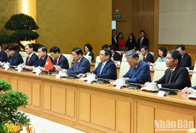 范明正总理和越南政府代表出席会见。 范明正总理和越南政府代表出席会见。