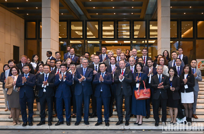 国会主席王廷惠同与会代表合影。