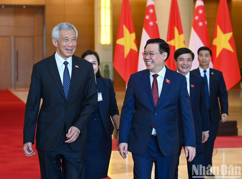 国会主席王廷惠和李显龙总理交谈。 国会主席王廷惠和李显龙总理交谈。