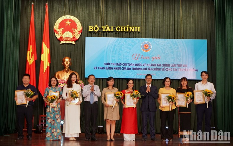 获得二等奖的作者。 获得二等奖的作者。