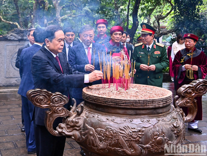 国会常务副主席陈青敏为各位雄王敬香。 国会常务副主席陈青敏为各位雄王敬香。