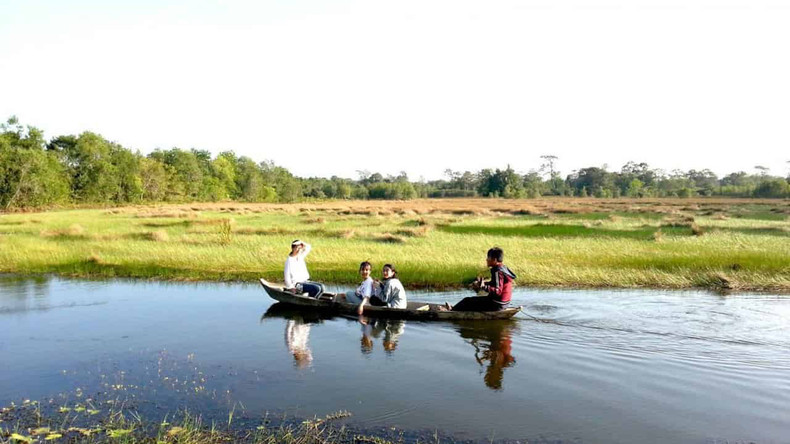 游客参观炉戈-萨马特国家公园。