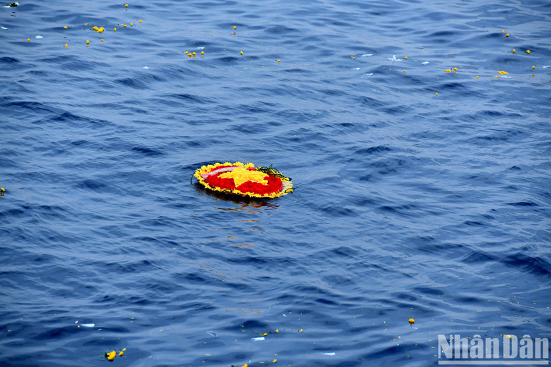 祖国永远铭记英雄烈士的功劳。 祖国永远铭记英雄烈士的功劳。