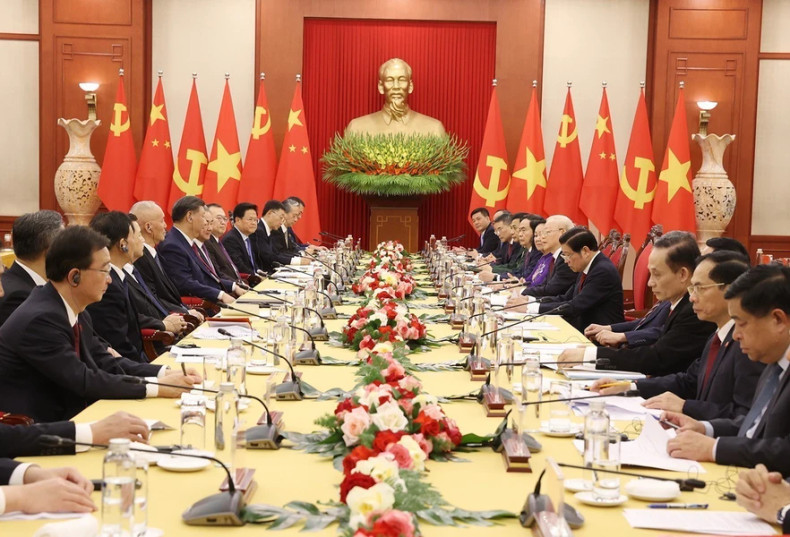 越共中央总书记阮富仲同中共中央总书记、中国国家主席习近平举行会谈。(图片来源:越通社) 越共中央总书记阮富仲同中共中央总书记、中国国家主席习近平举行会谈。(图片来源:越通社)