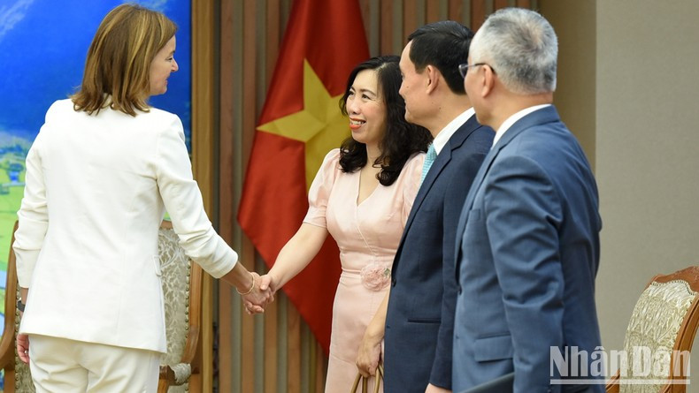 斯洛文尼亚共和国副总理兼外交和欧洲事务部部长塔妮娅·法永同越南各部委代表交谈。 斯洛文尼亚共和国副总理兼外交和欧洲事务部部长塔妮娅·法永同越南各部委代表交谈。