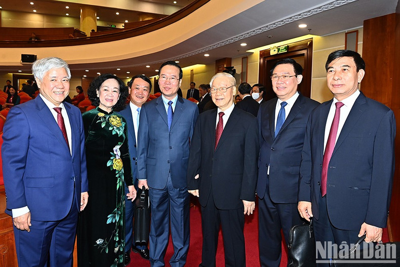 阮富仲总书记和党、国家领导同志及各位代表出席会议开幕式。