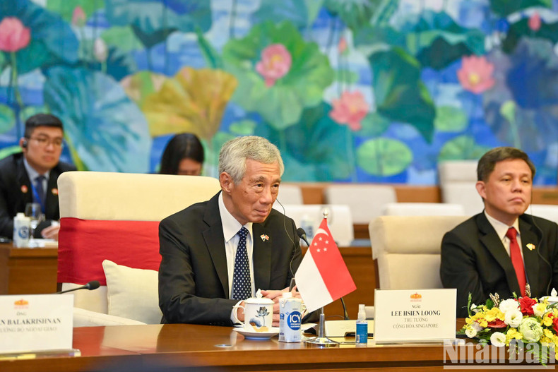 新加坡总理李显龙和新加坡政府成员出席会见。 新加坡总理李显龙和新加坡政府成员出席会见。
