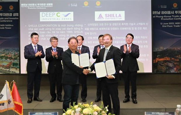 两国企业签署合作谅解备忘录。(图片来源:越通社) 两国企业签署合作谅解备忘录。(图片来源:越通社)