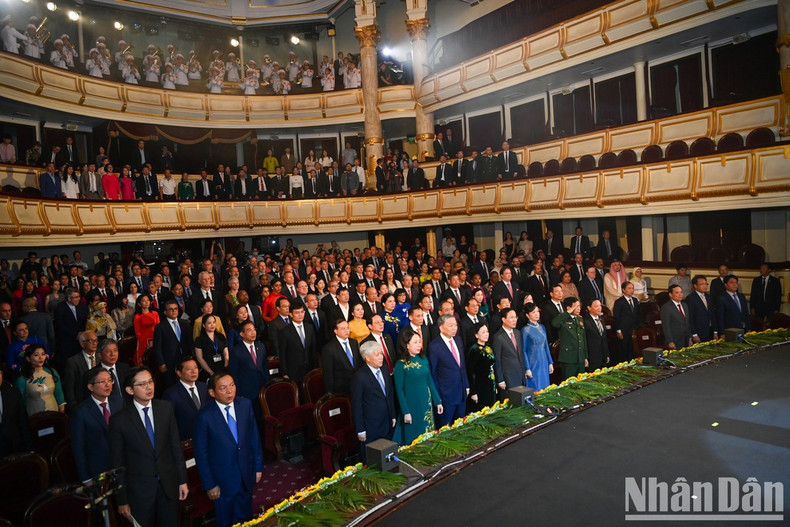 国家主席武文赏和各位代表在招待会上向国旗敬礼。 国家主席武文赏和各位代表在招待会上向国旗敬礼。