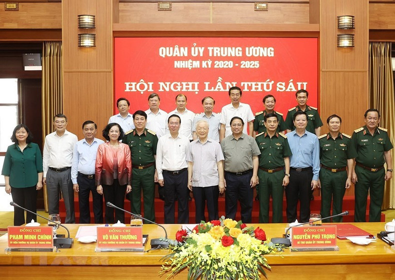 阮富仲总书记，党、国家领导同与会代表合影。