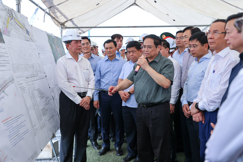 越南政府总理范明正在胡志明市视察安富交通枢纽项目。(图片来源:VGP) 越南政府总理范明正在胡志明市视察安富交通枢纽项目。(图片来源:VGP)
